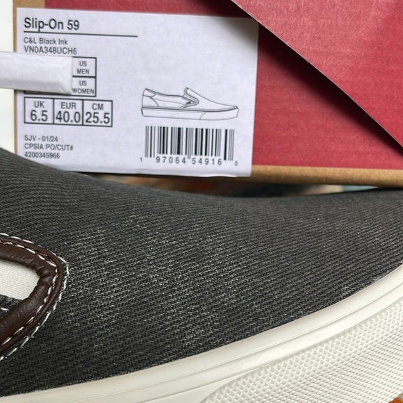 Vans WMNS Slip-On 59
C&L Black Ink
VN0A348UCH6
Sneakers - Picture 16 of 16